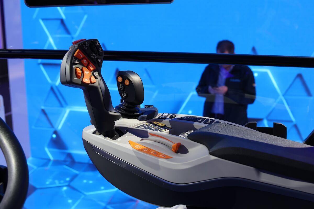 Il bracciolo compatto SideWinder si muove con il sedile del guidatore per un controllo sempre ottimale del mezzo